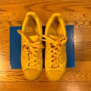 Adidas superstar Adicolor in yellow size 8 woman’s , 6 men’s .